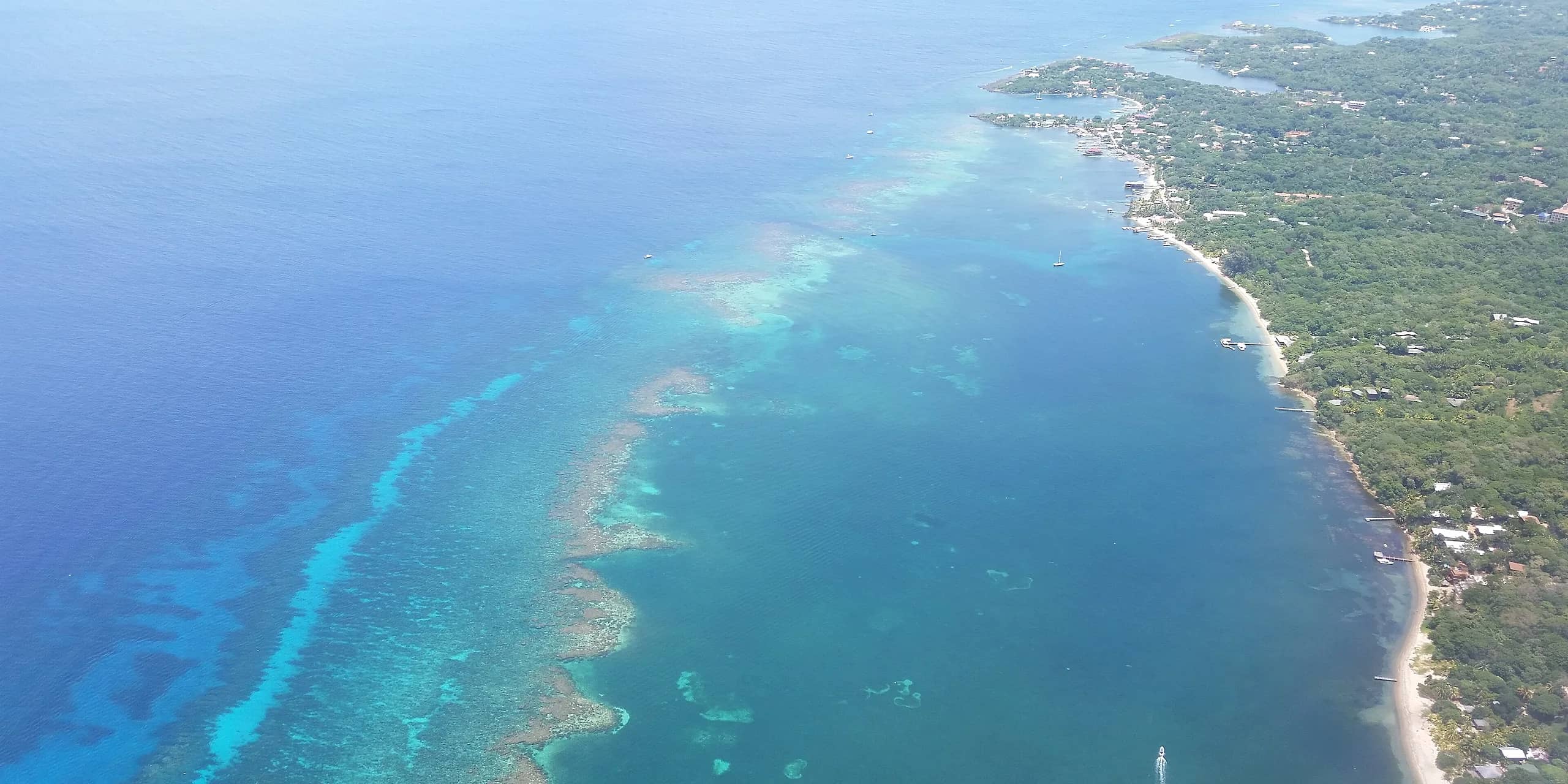 Vista aérea de la costa y el arrecife de Roatán, Islas de la Bahía, Honduras